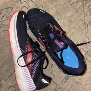 Brooks Adrenaline GTS 22 Running shoe